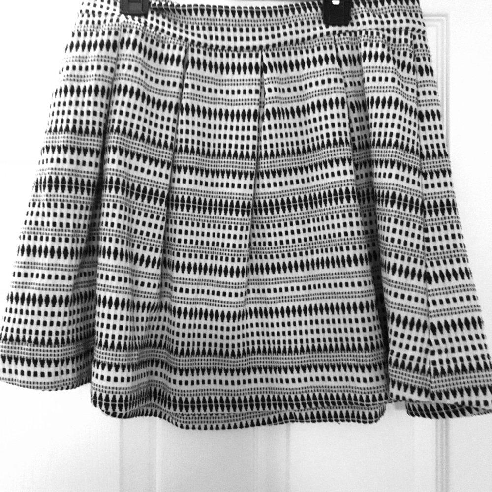Textured black and off white ABuyer skirt